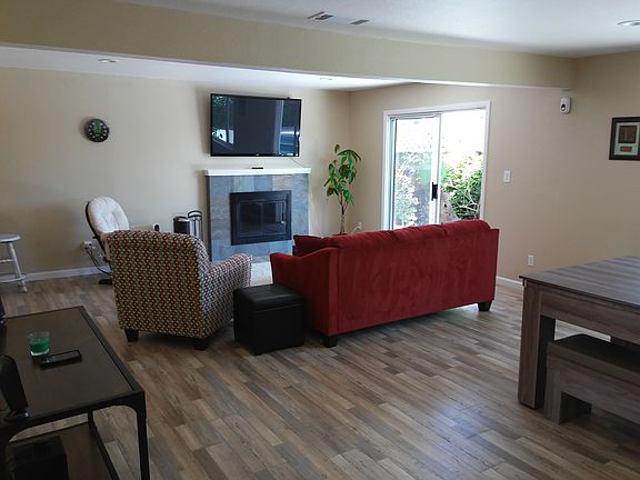 3rd image of 933 Belmont Pl