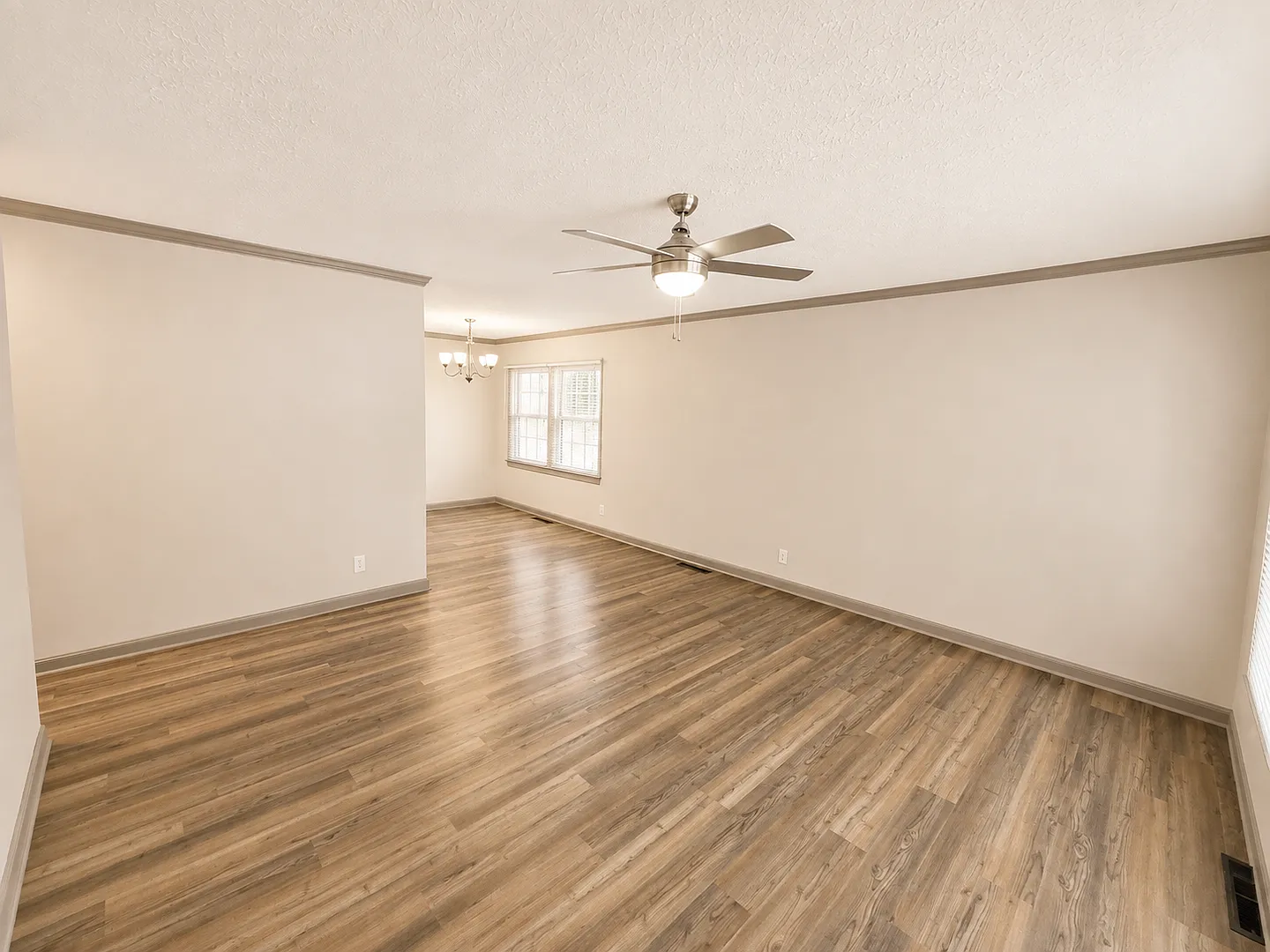 3 Bedroom, 1 Bathroom House With Sun Room! — Photo 3