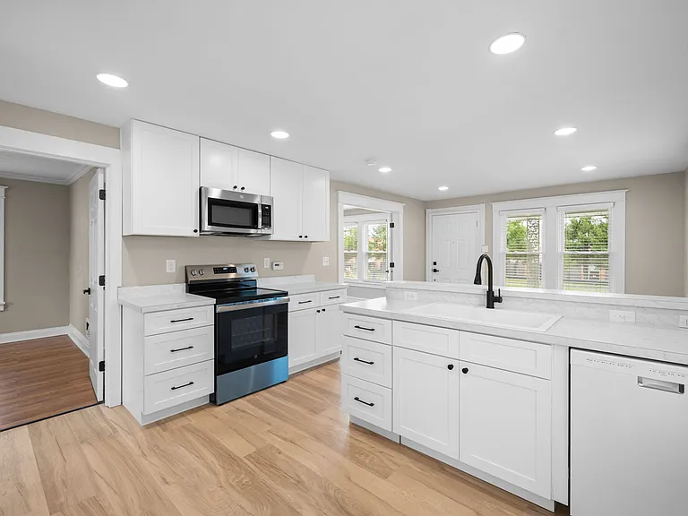 7921 W Bruno Ave — Photo 2