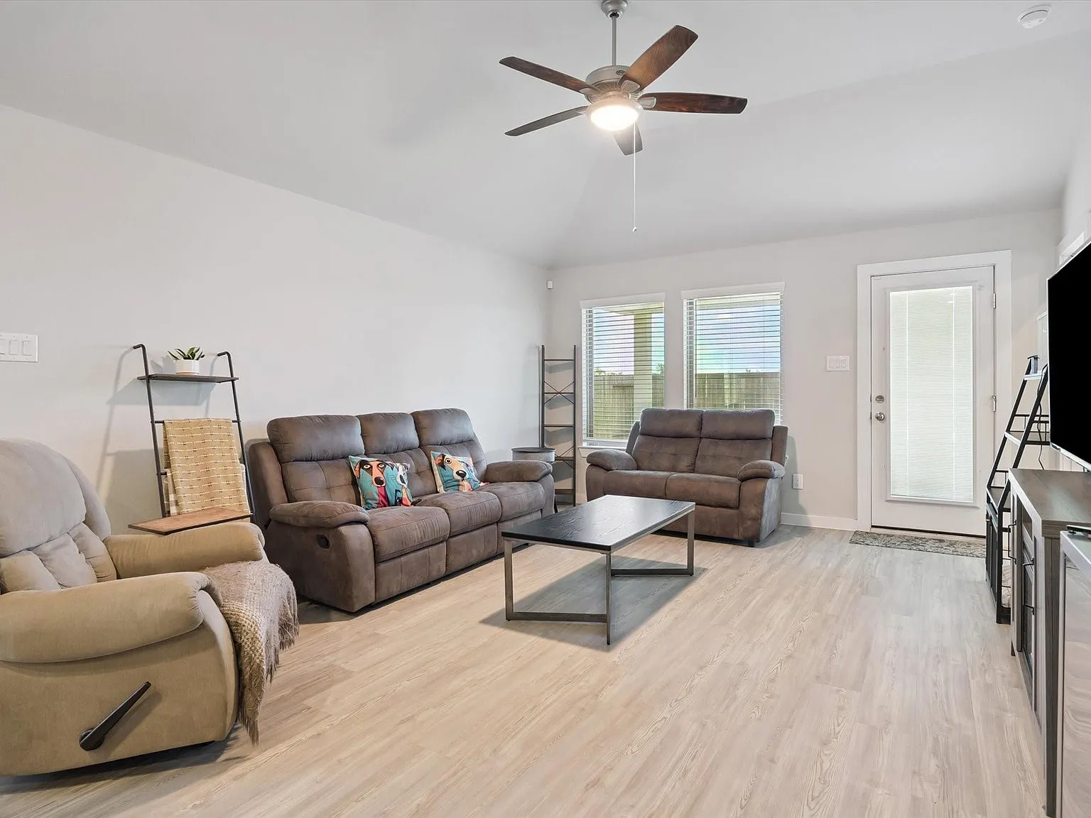 3 bed, 2.0 bath, 1372 sqft, $2,200 — Photo 3