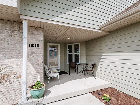 3rd image of 1216 Carolyn Blvd