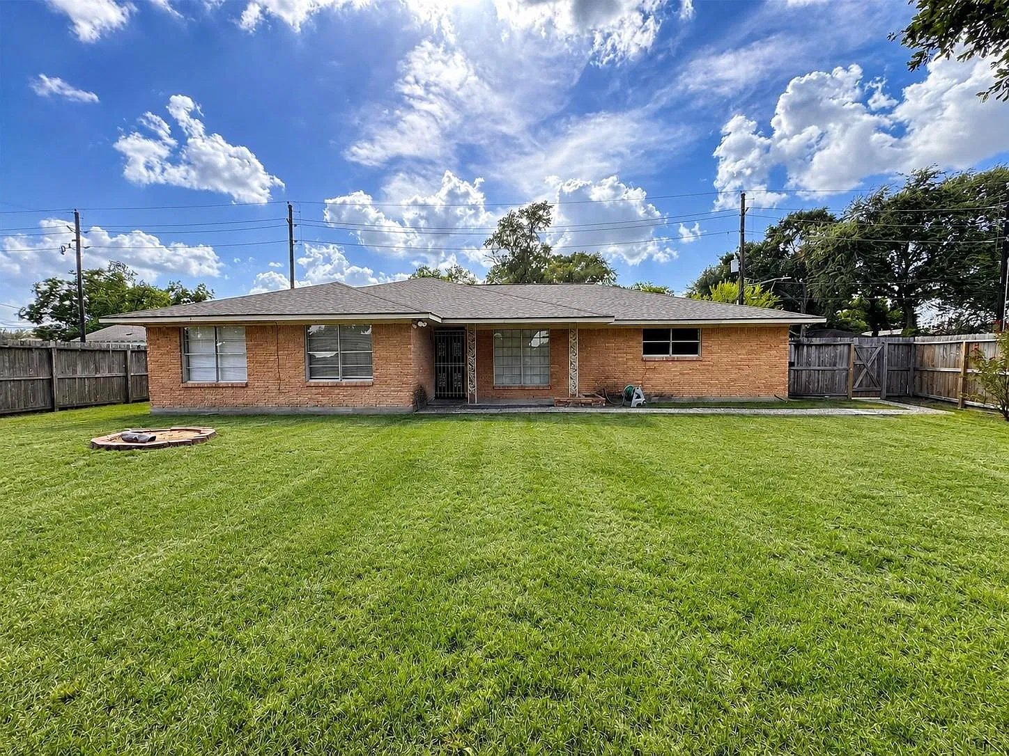3 bed, 2.0 bath, 1739 sqft, $1,800 — Photo 1