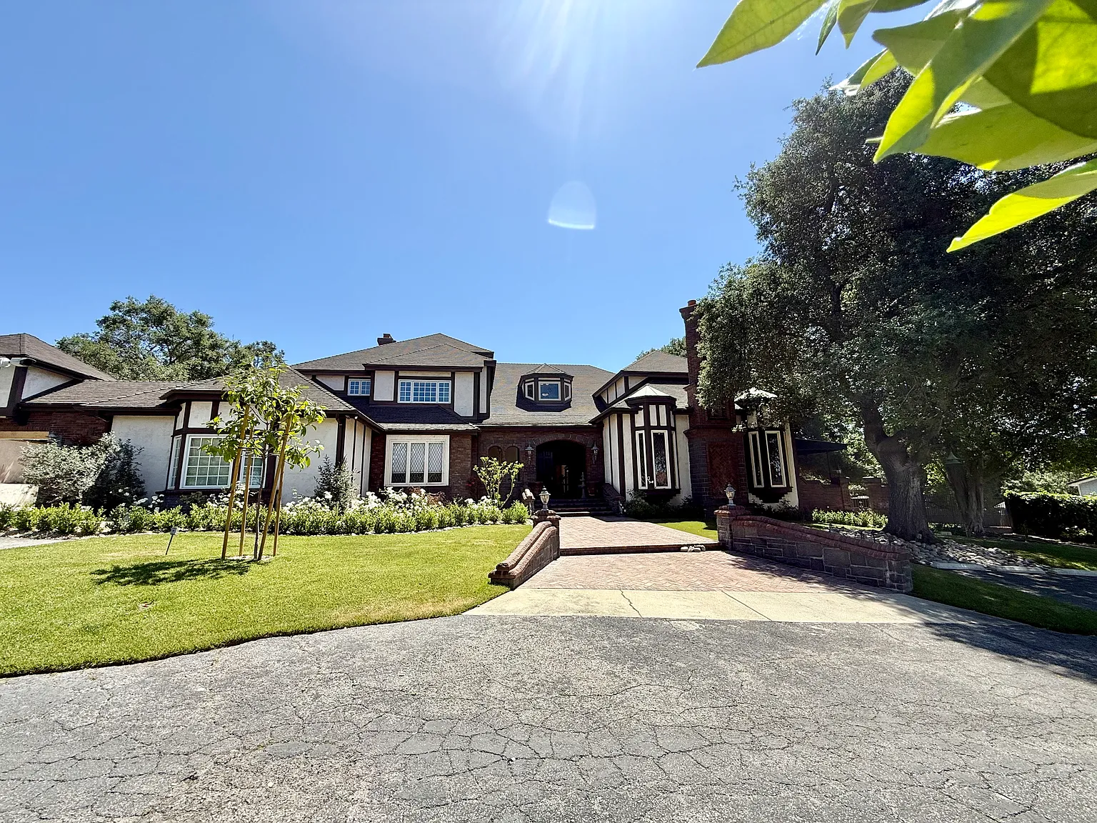 8 bed, 6.5 bath, 8900 sqft, $1,300 — Photo 1