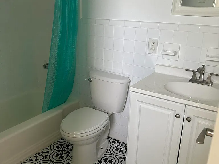 704 NE 20th Ave — Photo 13