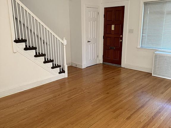 3rd image of 1343 Queen St NE