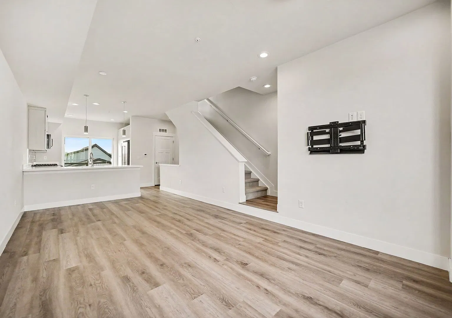 2 BR Townhome w/Bonus Room and Great Lake Views! — Photo 3