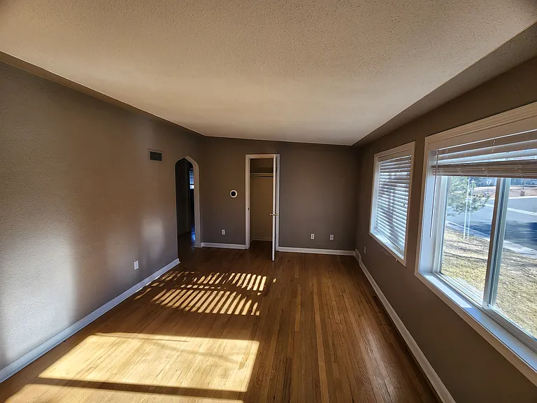 5449 S Greenwood St — Photo 2