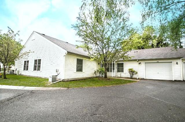 1st image of 140 Carmel Ave W