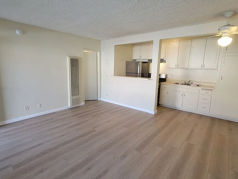 37 unit building close to CSUN! — Photo 1