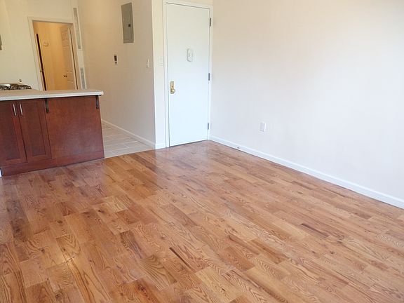 4th image of 695 10th Ave Frnt 2