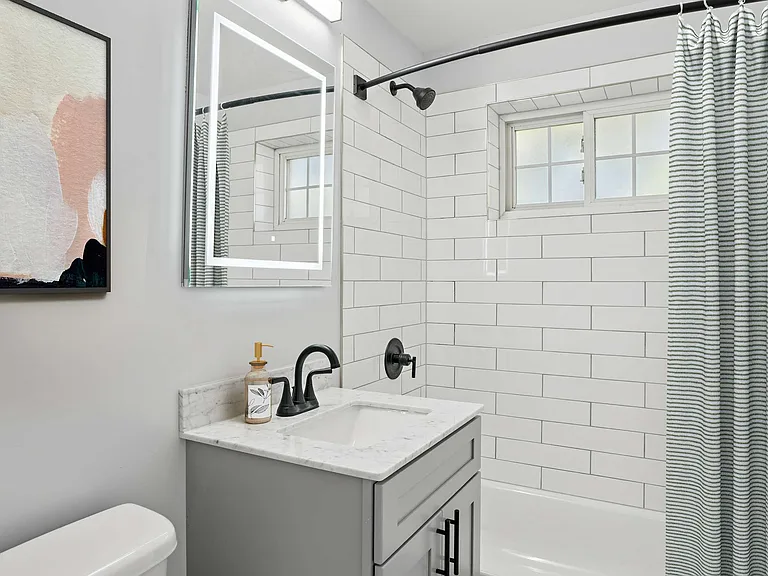 Eagle Rock Apartments at Carle Place — Photo 9