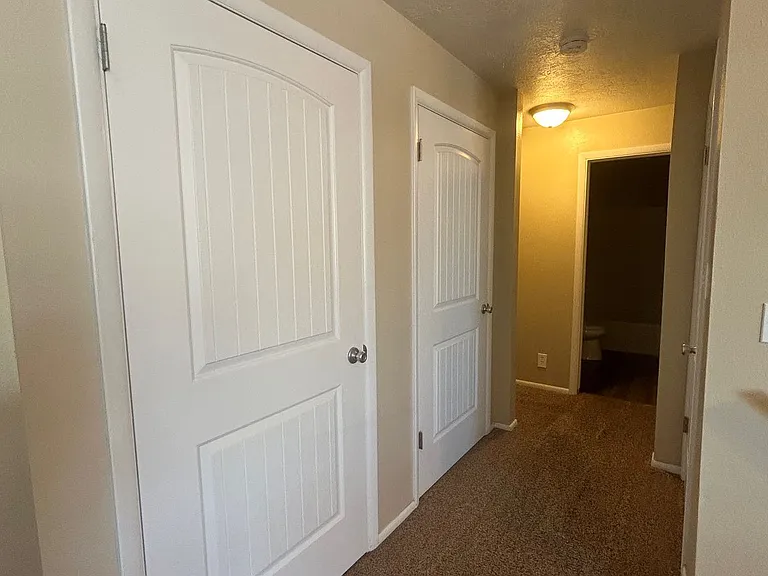 Main 819 S — Photo 39