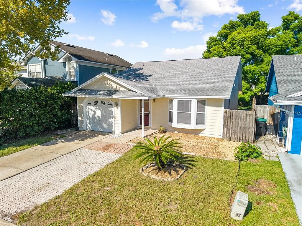 3 bed, 2.0 bath, 1320 sqft, $1,995 — Photo 3