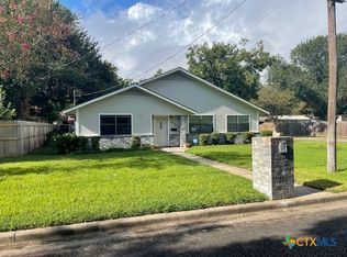 807 E 15th St, Cameron, TX 76520