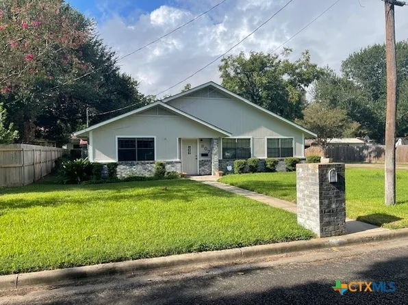 807 E 15th St, Cameron, TX 76520