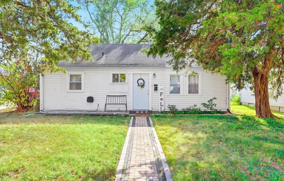3 bed, 864 sqft, $1,500 — Photo 1