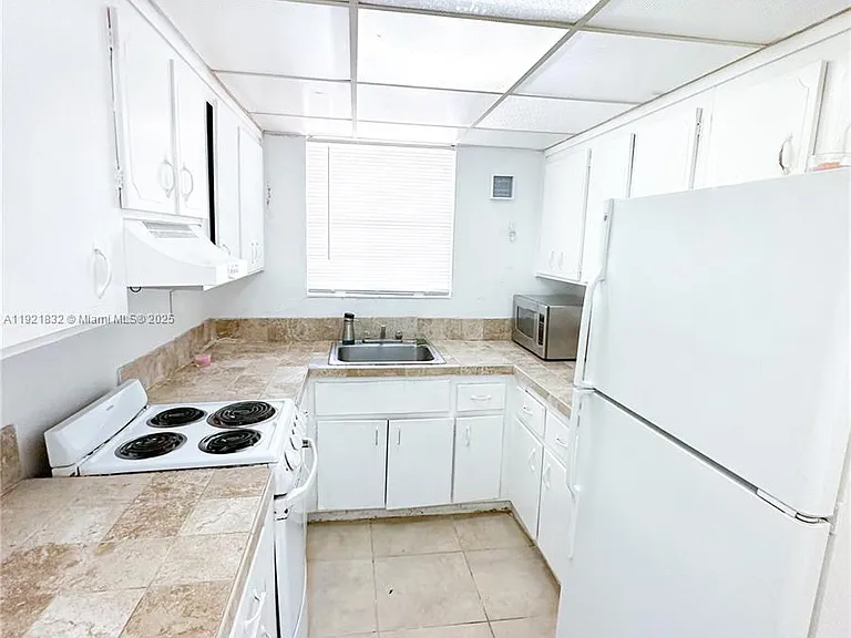 12275 NE 19th Ave #11 — Photo 3