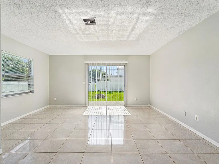 535 Verbena Ct — Photo 2