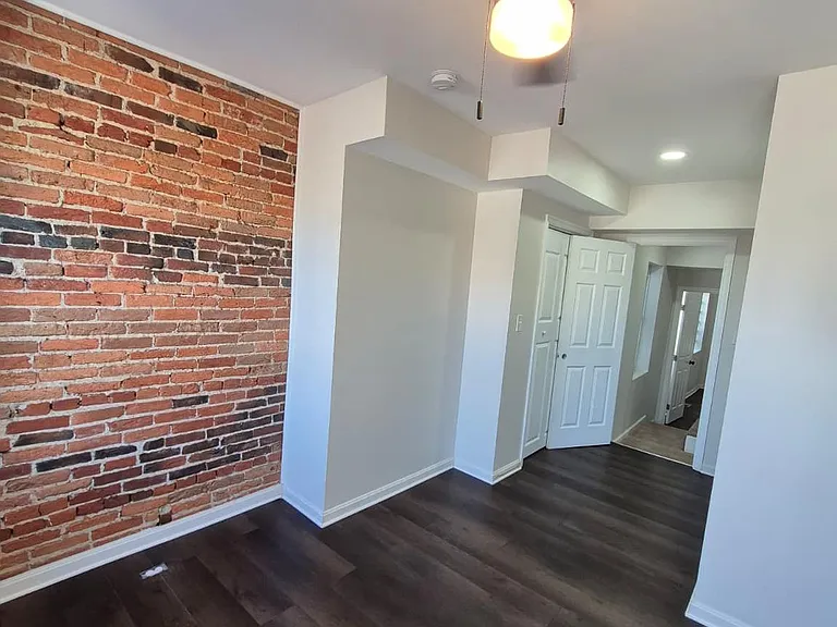 2015 E Fairmount Ave — Photo 14