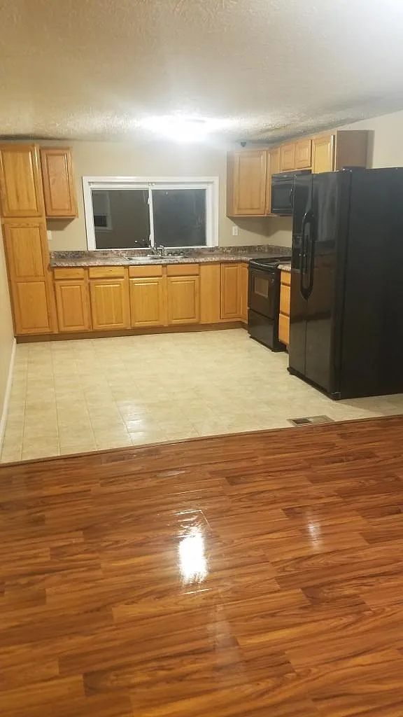 3 bed, 1300 sqft, $933 — Photo 1