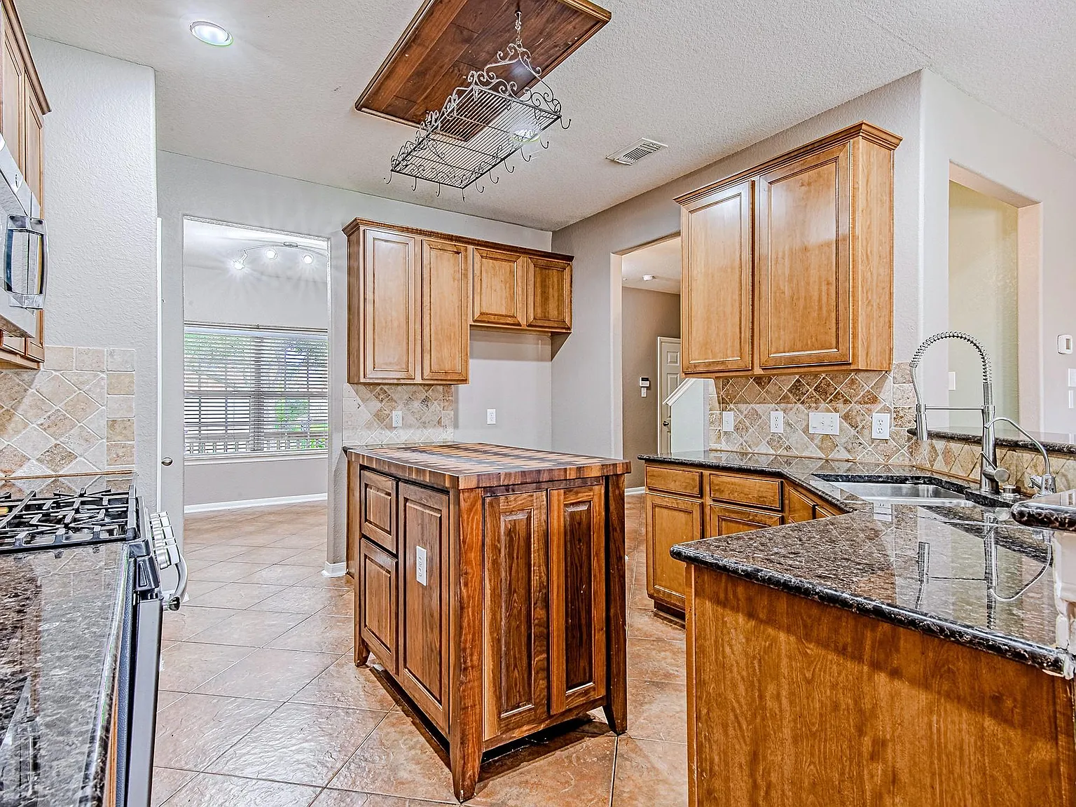 4 bed, 3.5 bath, 2586 sqft, $2,900 — Photo 2
