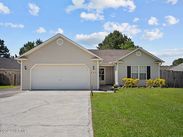 204 Jasmine Ln — Photo 1