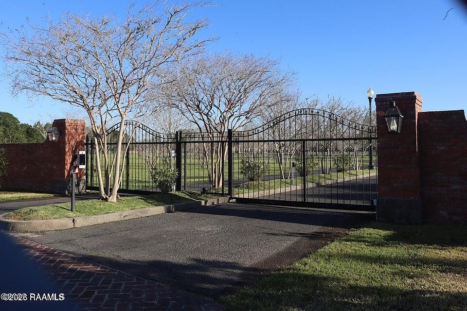 2nd image of La Rue De Cour