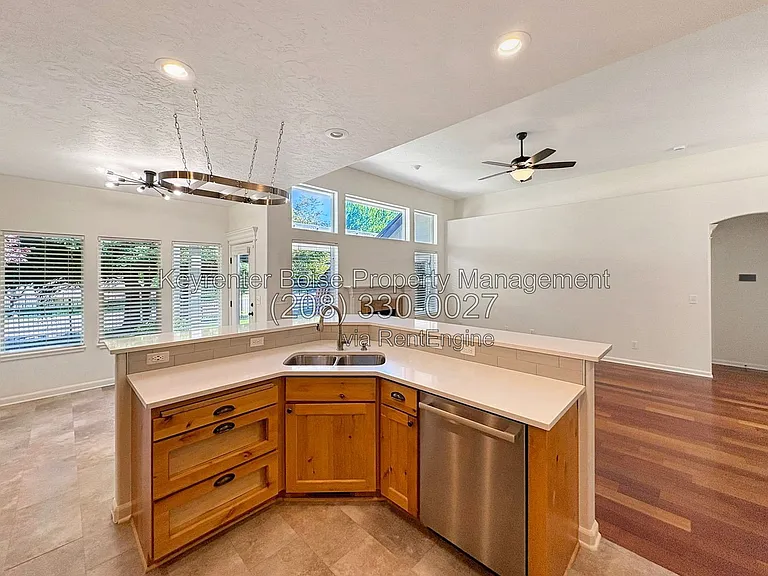 650 E Whitney Ct — Photo 5