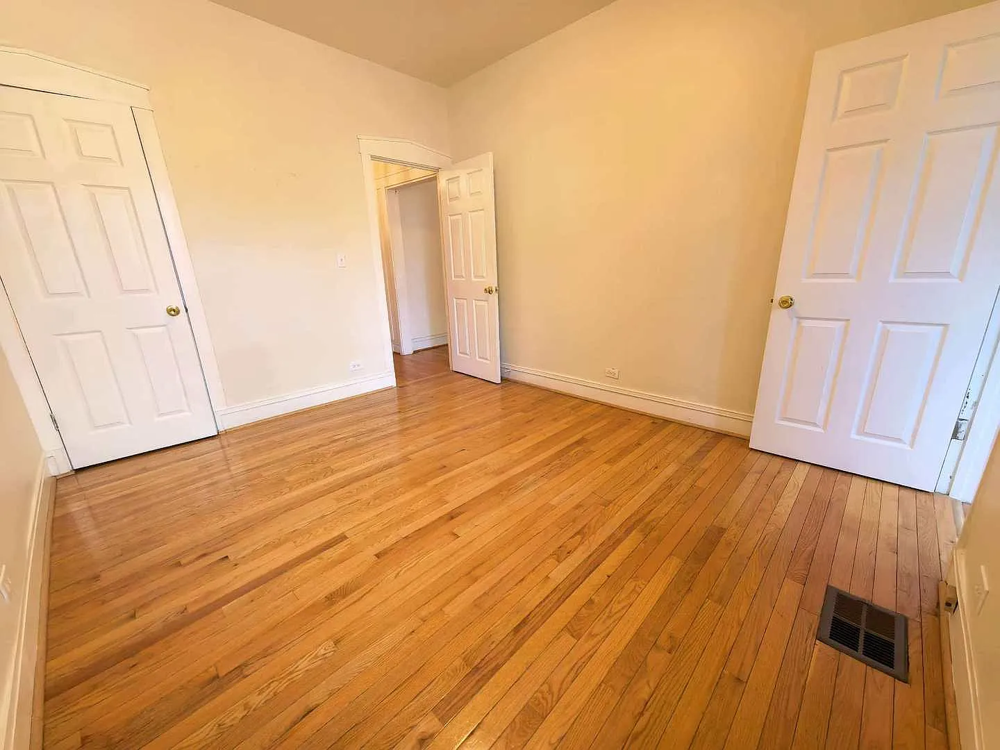 2 bed, 1000 sqft, $1,600 — Photo 2