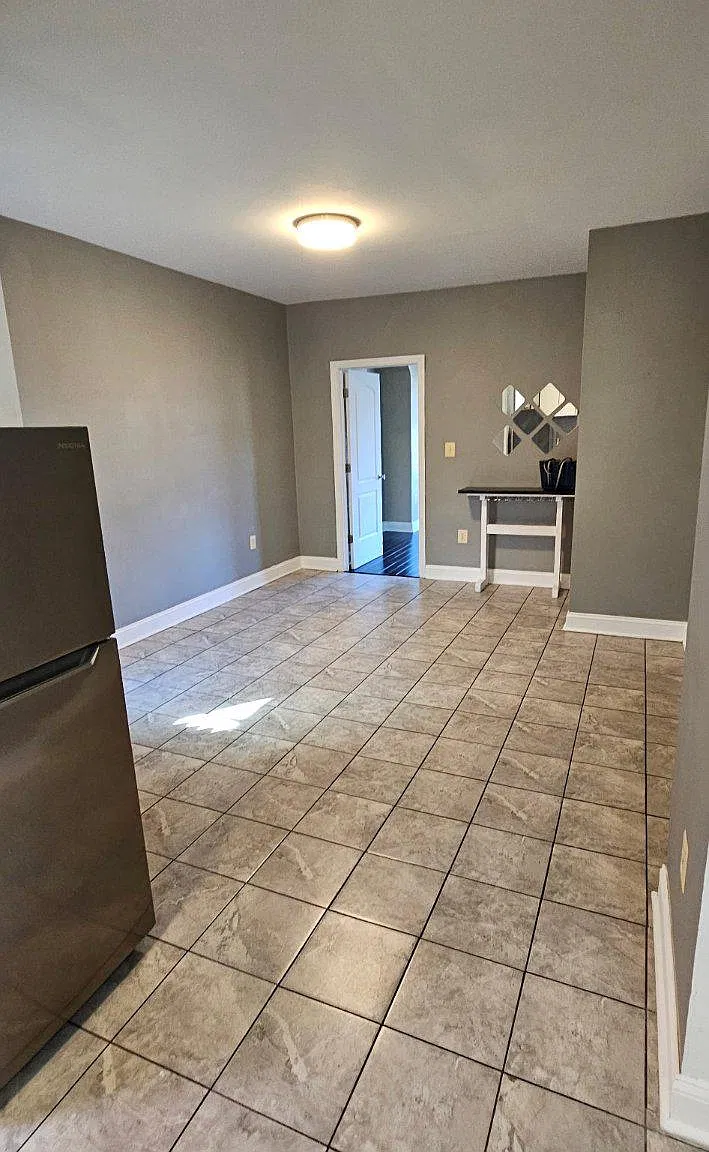 2 bed, 1.0 bath, 2475 sqft, $1,450 — Photo 4