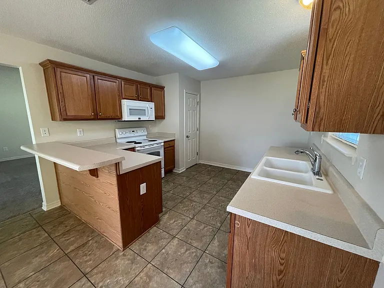 21822 Eastbrook St — Photo 5
