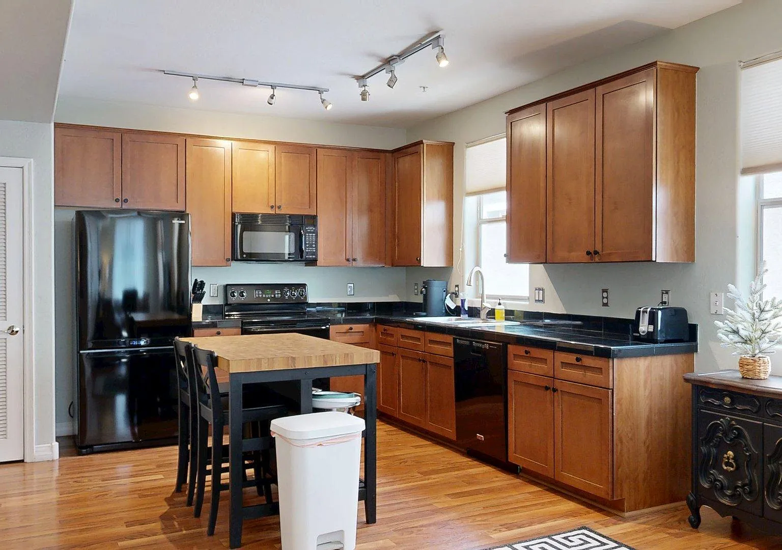 2 bed, 2.0 bath, 1238 sqft, $2,000 — Photo 3