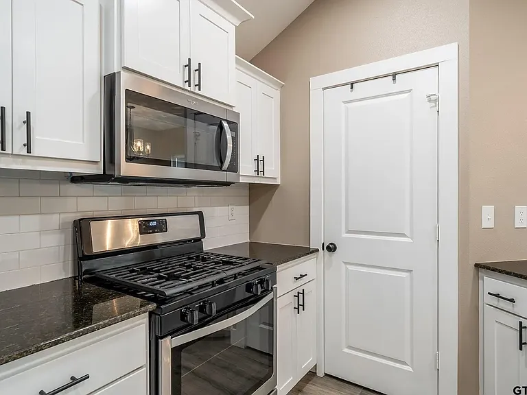 17115 Meadowview Ln — Photo 1
