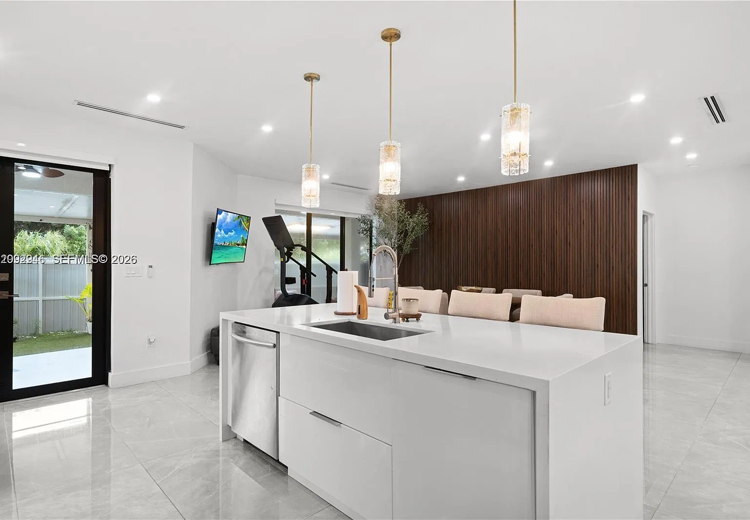 4 bed, 2.5 bath, 2287 sqft, $4,900 — Photo 2
