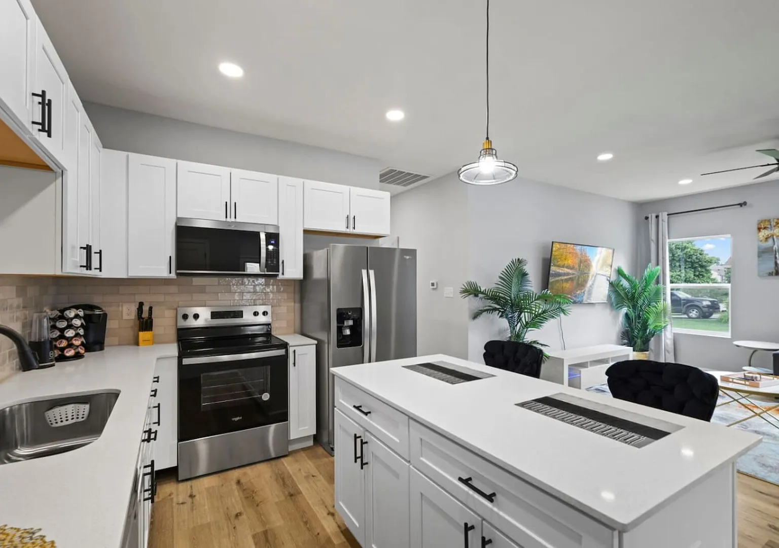 Modern 4BR | Chef's Kitchen + Soaking Tub Indy — Photo 3