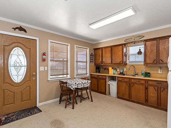 3rd image of 1546 Upton Ln