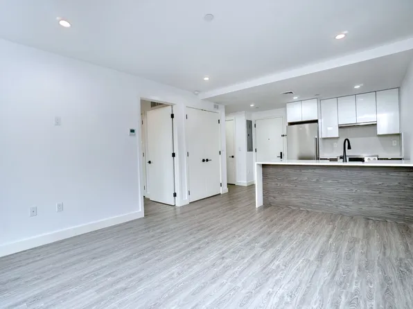 46-40 Vernon Boulevard image 5 of 14