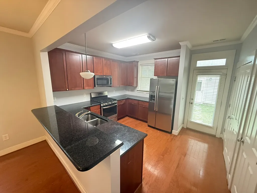 3 bed, 2.5 bath, 1807 sqft, $2,199 — Photo 3