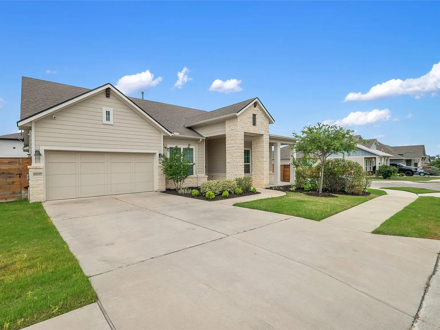 4 bed, 3.0 bath, 2568 sqft, $3,700 — Photo 2
