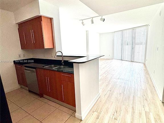 2nd image of 325 Biscayne Blvd #1116