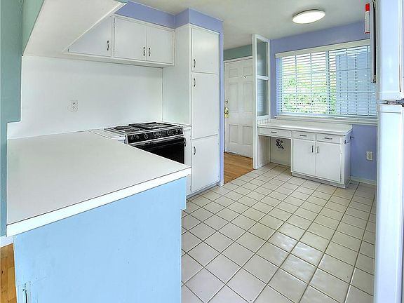 4th image of 2221 Dogwood St NE