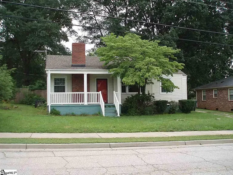37 Holmes Dr — Photo 1