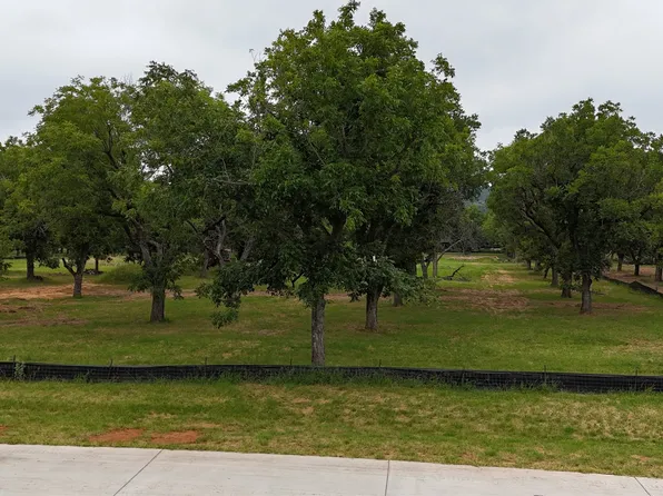 3185 E Landings Rd S, Granbury, TX 76049