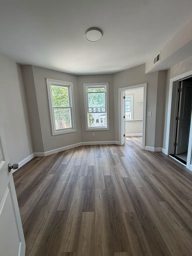3 bed, 1000 sqft, $2,349 — Photo 3