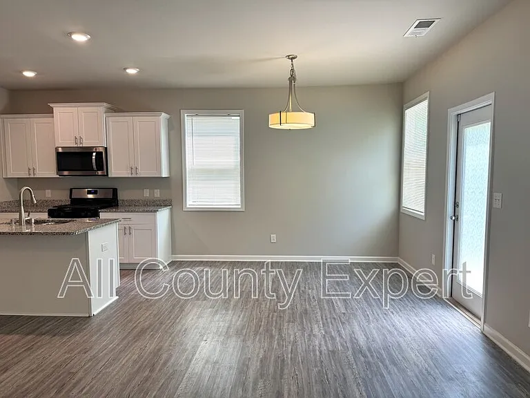 21 Stanford Ct — Photo 9