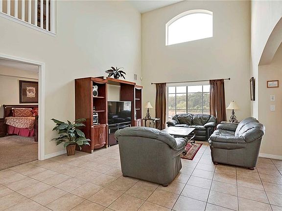 3rd image of 328 Viola Dr