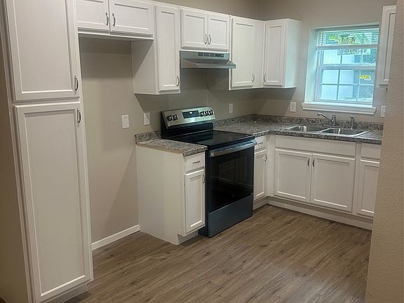 5th image of 208 Washington St