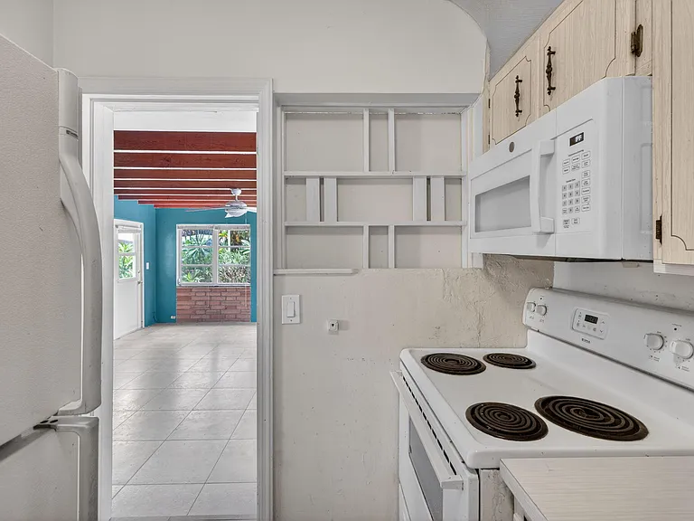 841 SW 18th Ct — Photo 24