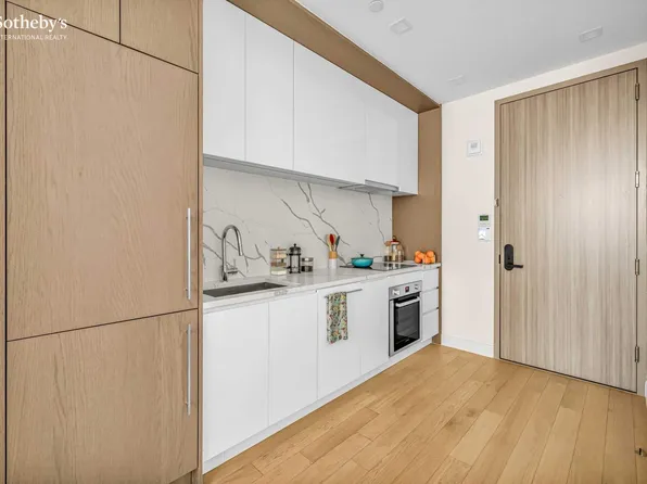 45-30 Pearson Street image 6 of 19