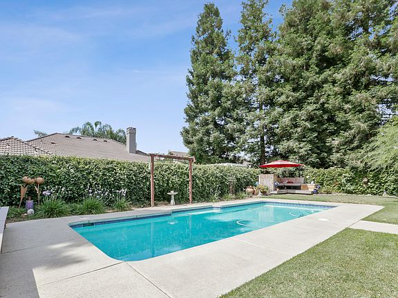 5th image of 1043 W Hemlock Ave